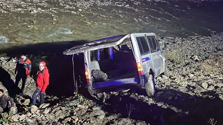 Hakkari’de göçmenleri taşıyan minibüs dereye yuvarlandı: 20 yaralı