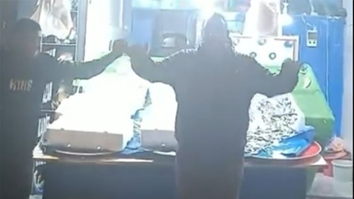 Yaptığı satış sonrası sevinçten yağmur altında halay çekti