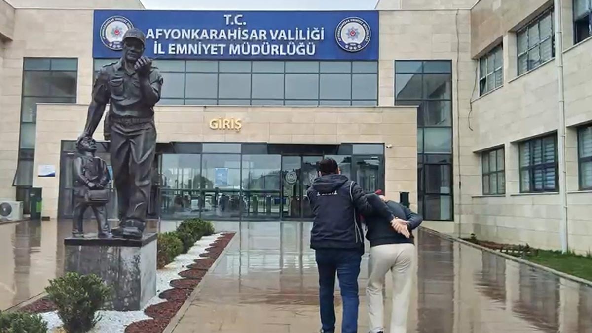 Afyonkarahisar’da FETÖ hükümlüsü gizli bölmede yakalandı