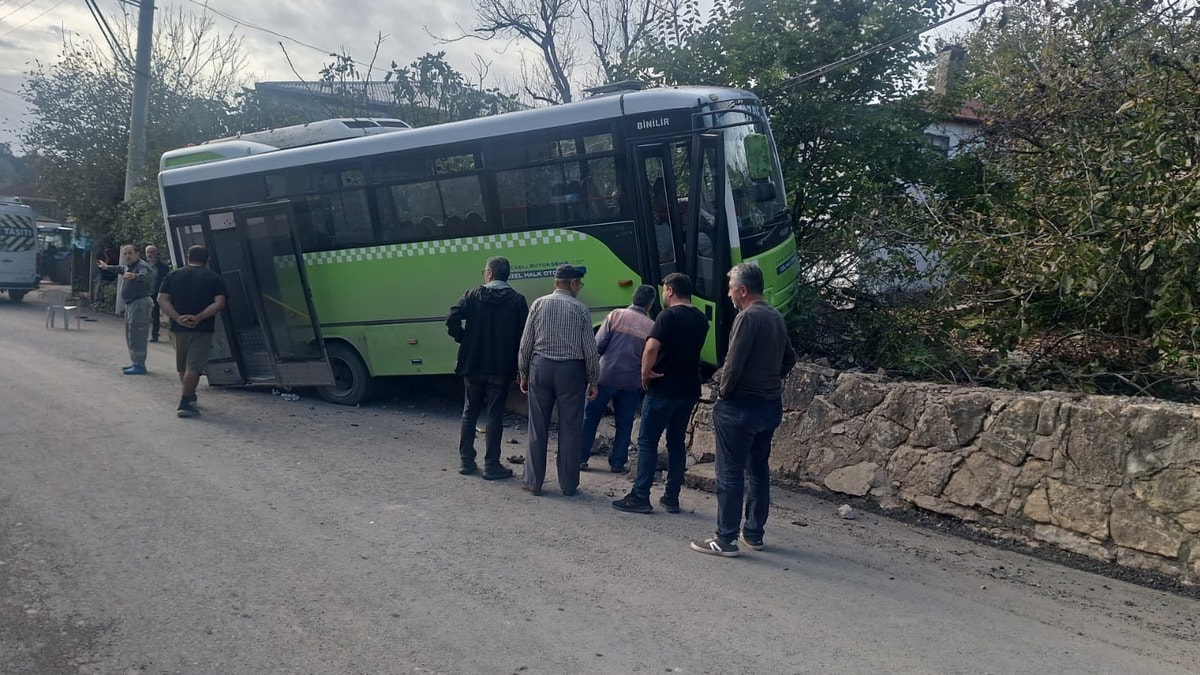 Halk otobüsü duvara çarptı, 10 yolcu yaralandı