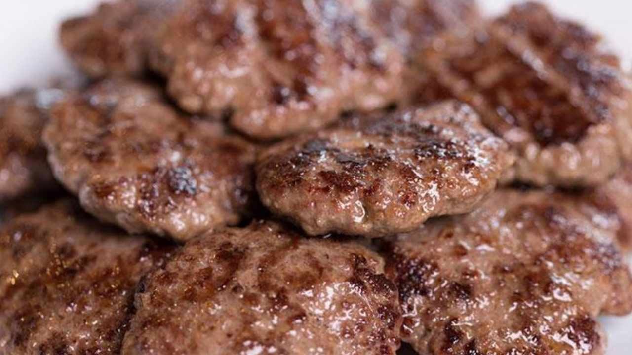 Harcına 2 yemek kaşığı eklemek yetiyor: Köfte puf puf oluyor, asla dağılmıyor