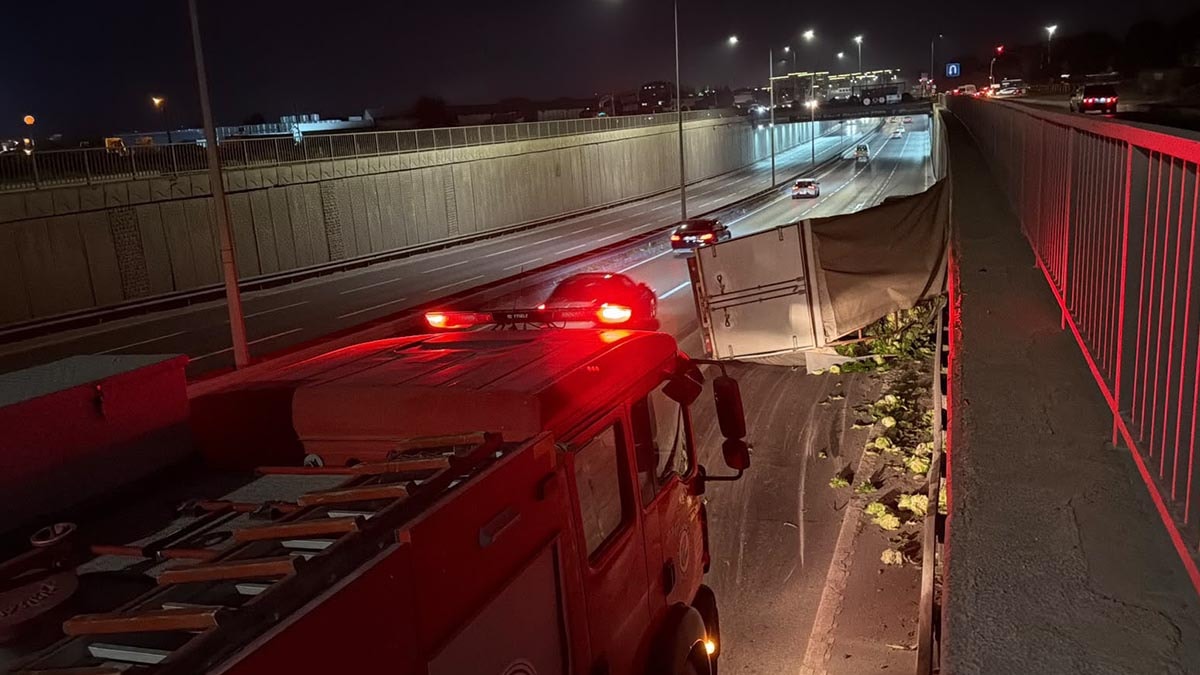Eskişehir’de 4 ton marul yüklü kamyonet devrildi