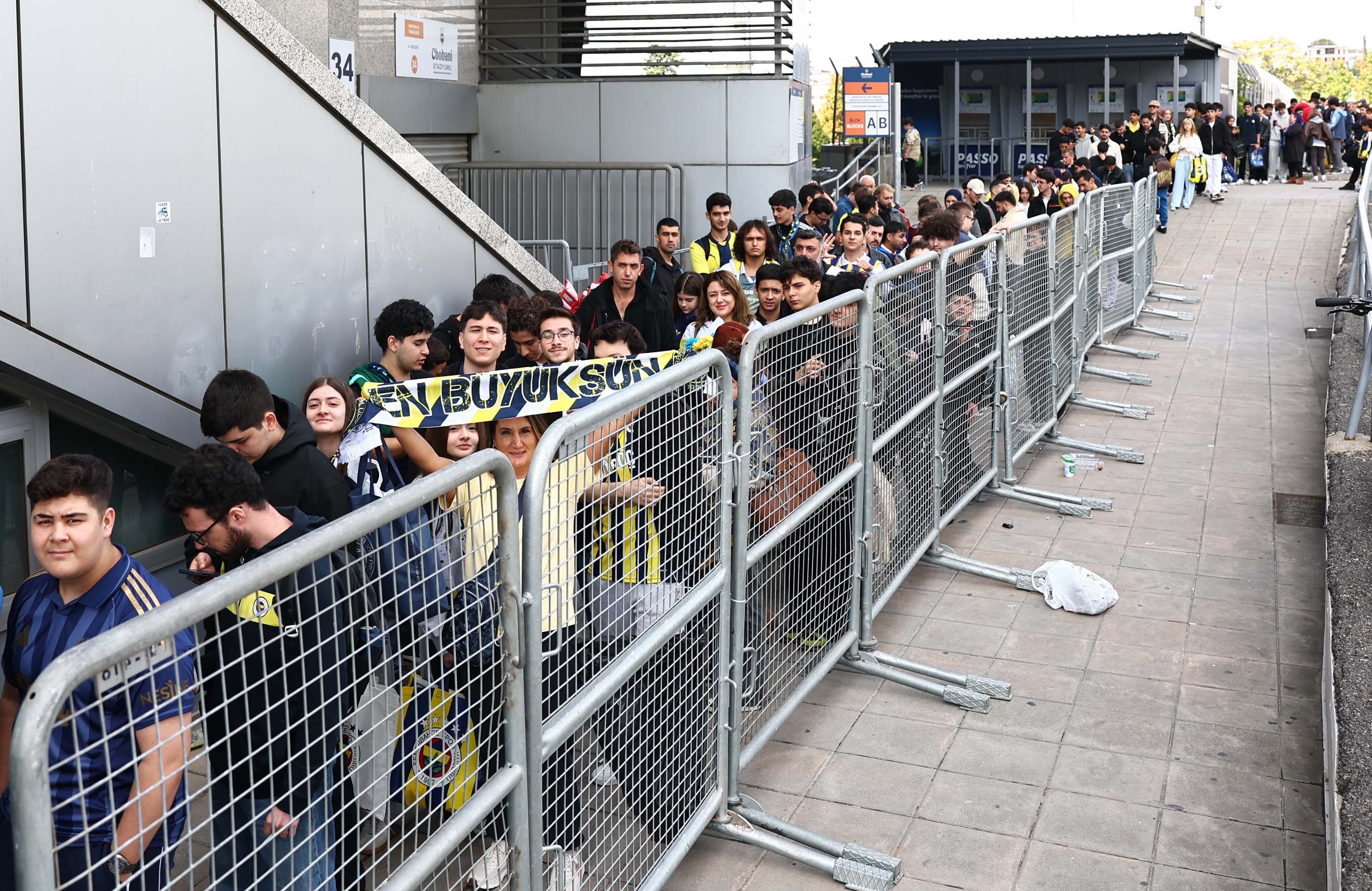 Fenerbahçeli yıldız için yüzlerce metrelik kuyruklar oluştu, kulüpten açıklama geldi