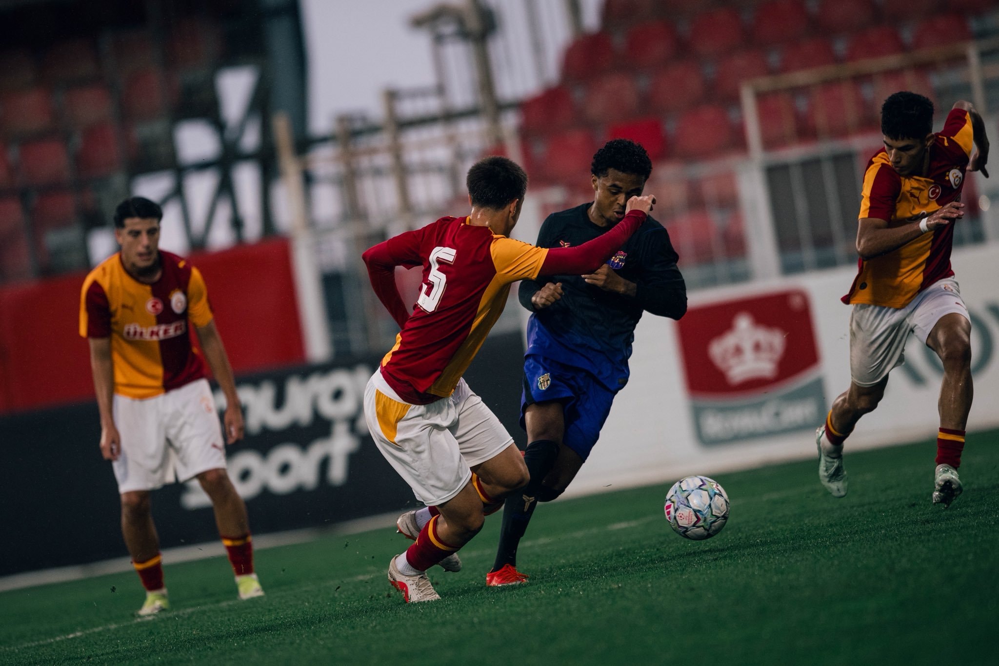 Günün ilk maçında Galatasaray Barcelona'ya mağlup oldu