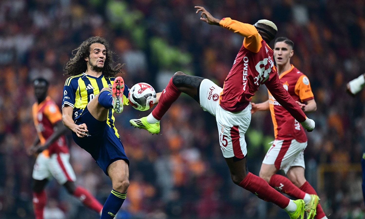 Sürpriz gelişme! Galatasaray-Fenerbahçe maçının tarihi değişiyor