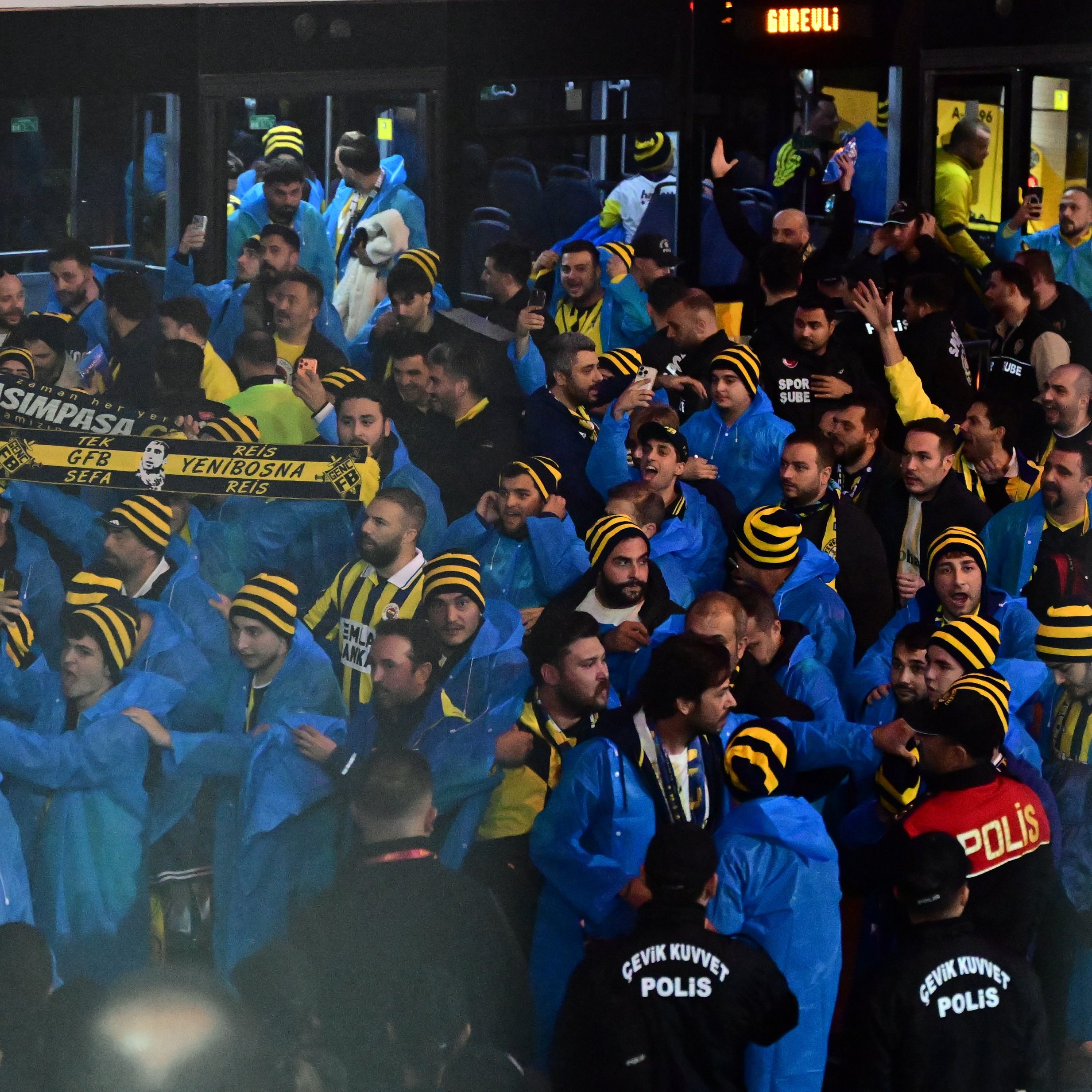 Fenerbahçeli taraftarlar, Galatasaray-Fenerbahçe derbisi için stada vardı