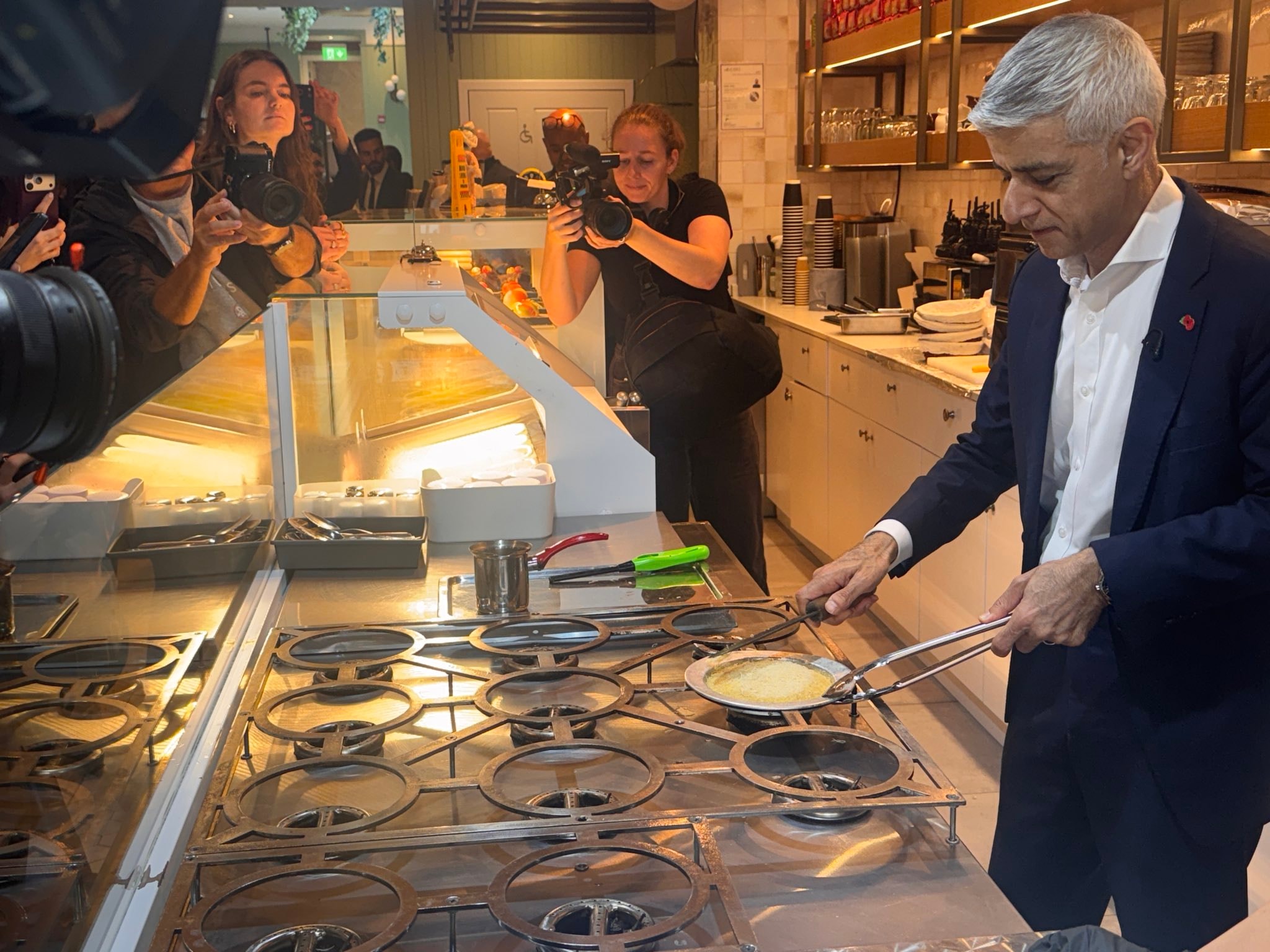 Londra Belediye Başkanı ocak başında künefe pişirdi: 'Başkanlık bitince bu işi yapacağım'