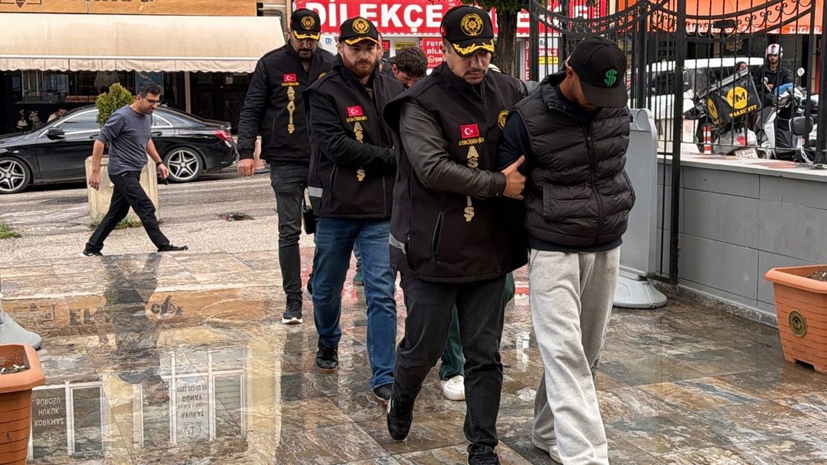İki grup arasında silahlı kavga! Yaralı ve gözaltılar var
