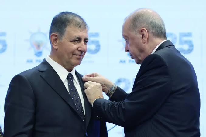 Cemil Tugay AKP rozetini taktı, 5 gün izne çıktı