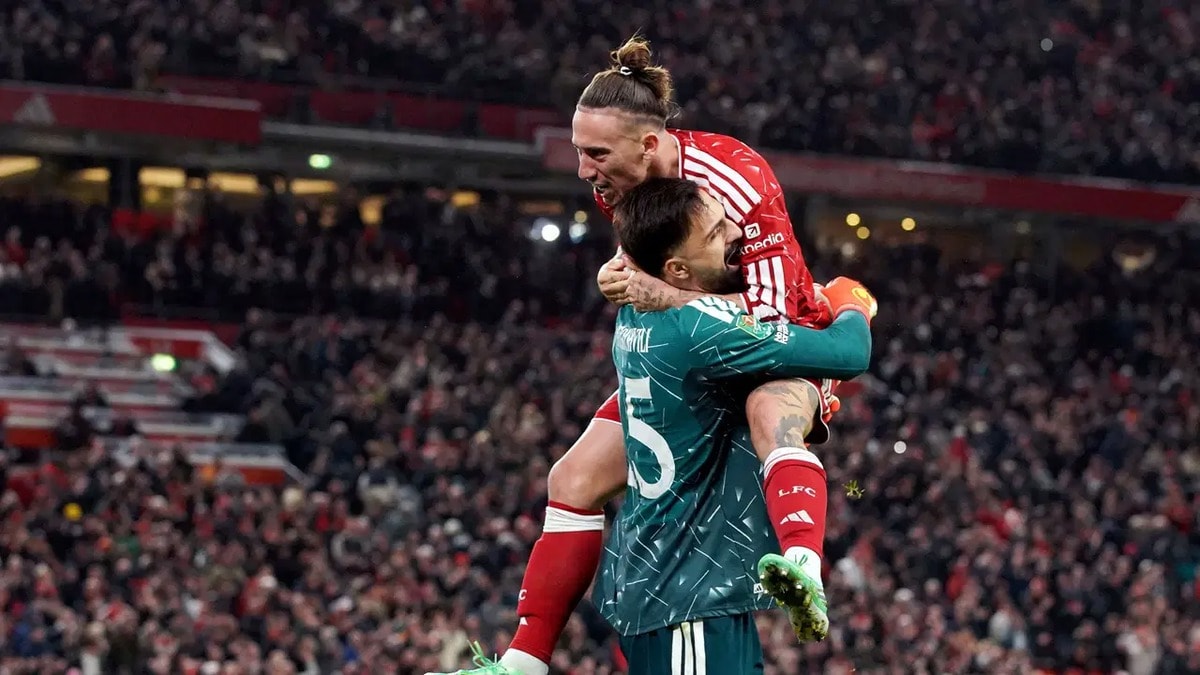 İngiltere'deki dev maçta gülen Liverpool