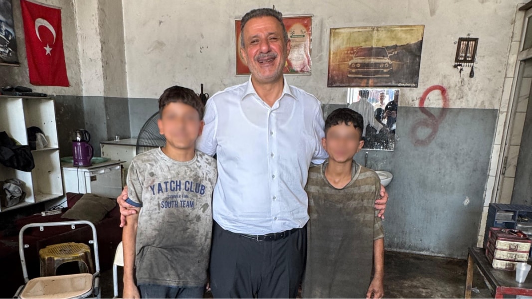 Çocuk işçilerle poz verdi, 'Helal rızık' dedi! AKP'li vekile tepki