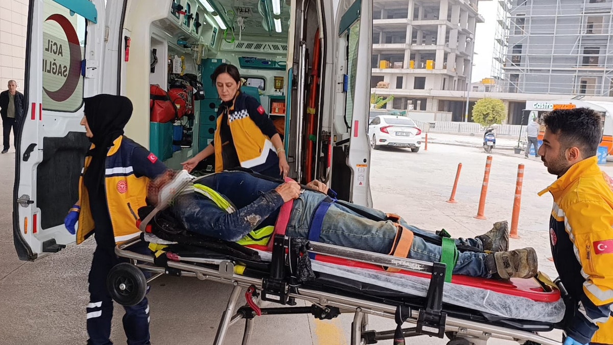 İskeleden başına tahta düşen işçi ağır yaralandı