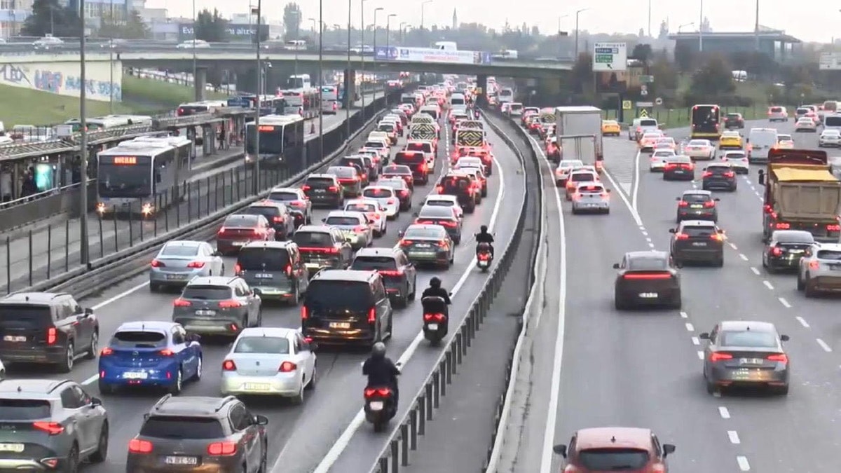 İstanbul'a pazartesi kilidi: Trafik yoğunluğu yüzde 78 oldu