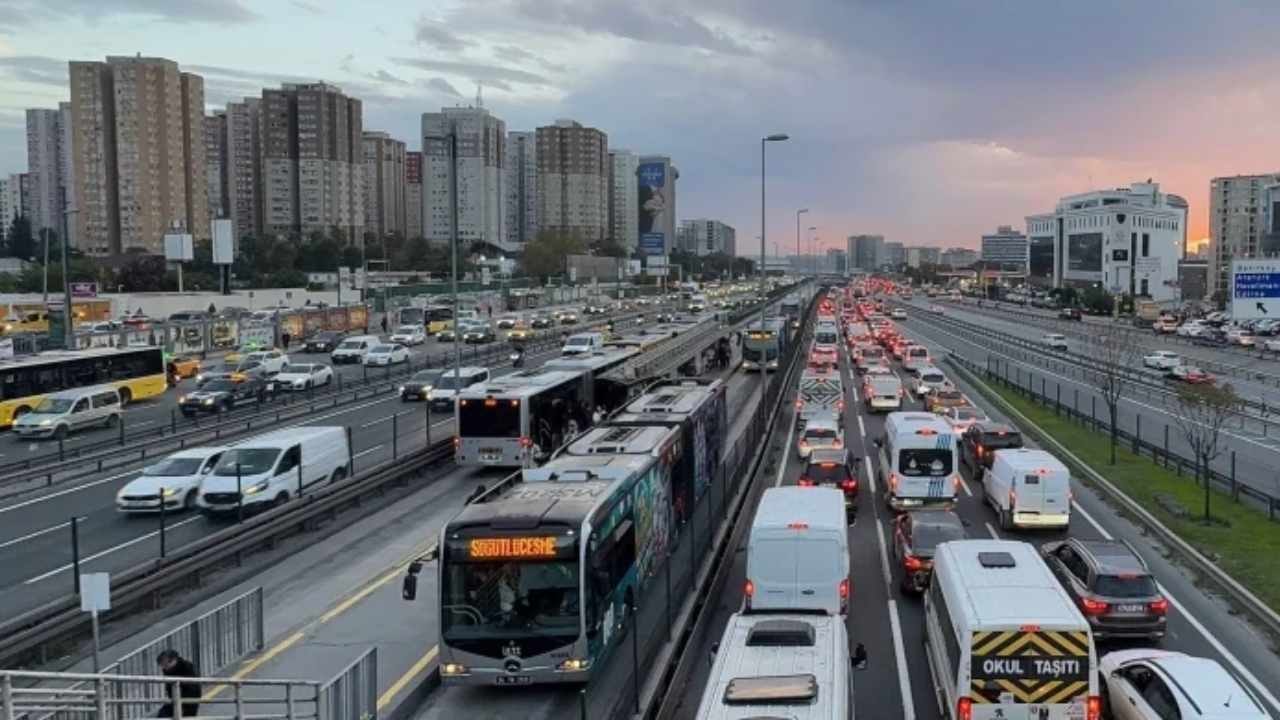 İstanbul'da metrobüsle işe gidenlerin maaşında yüzde 19’luk kesinti ortaya çıktı