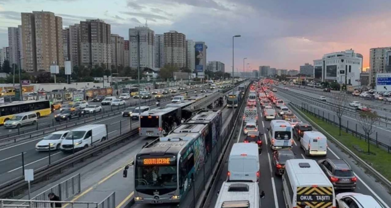 İstanbul'da metrobüsle işe gidenlerin maaşında yüzde 19’luk kesinti ortaya çıktı