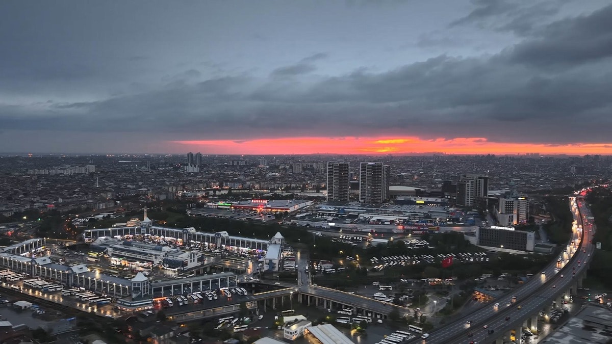 İstanbul'da bir yanda yağmur bulutları, diğer yanda gün batımı