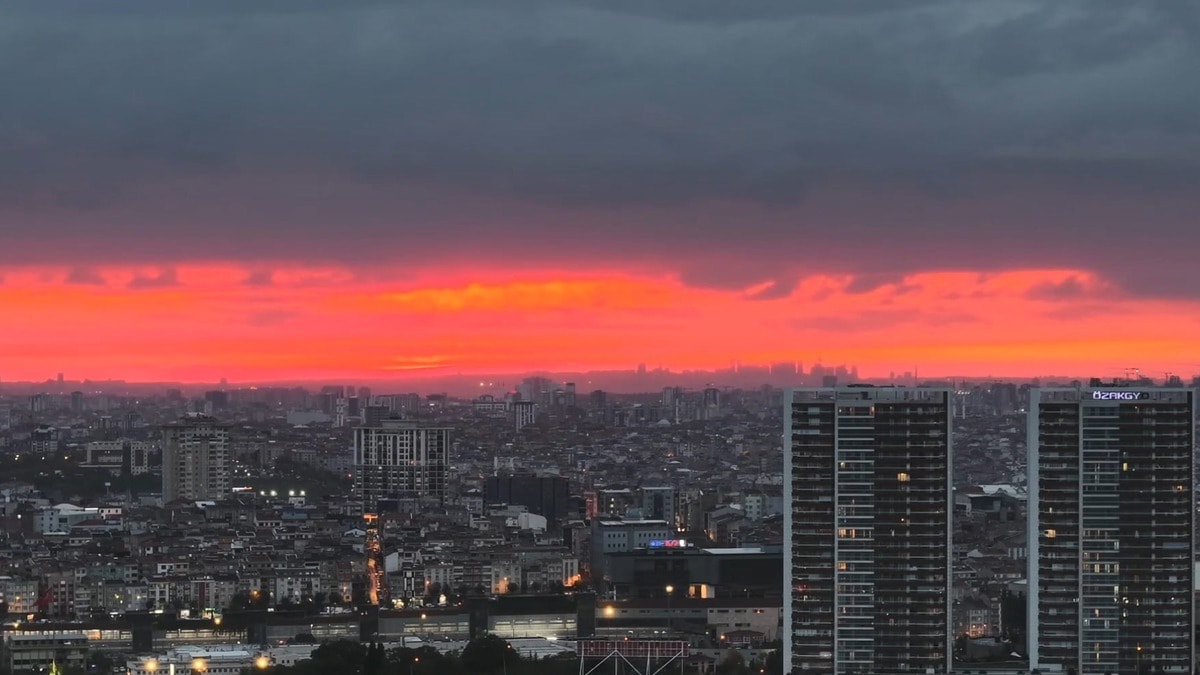 İstanbul'da bir yanda yağmur bulutları, diğer yanda gün batımı