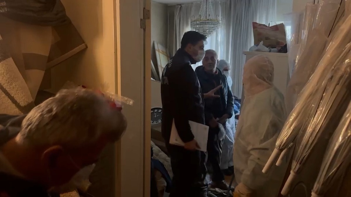 İstanbul'da kötü koku gelen daireden 4 ton atık çıkarıldı
