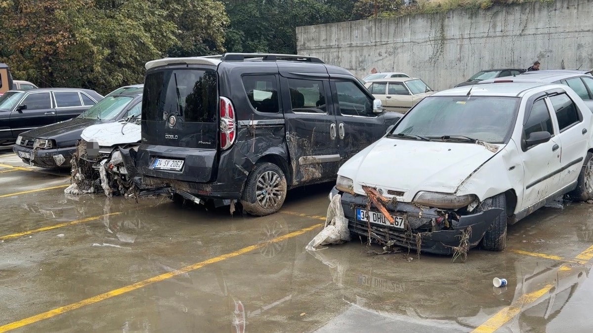 İstanbul'da selin sürüklediği araçlar otoparka çekildi