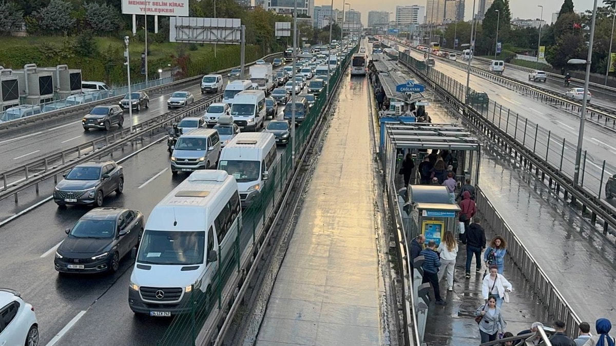 İstanbul'da trafik yoğunluğu: Ana arterlerde araçlar güçlükle ilerliyor