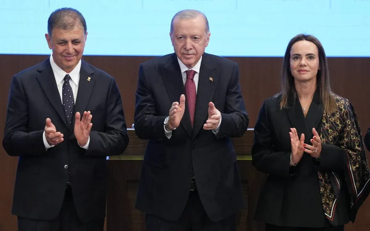 Erdoğan Cemil Tugay'ın eşini neden sahneye çıkardı?