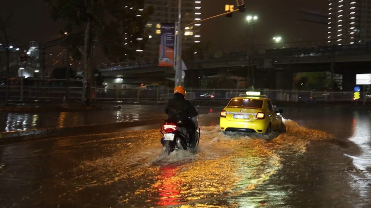 İzmir'de sağanak yağış cadde ve sokakları su altında bıraktı