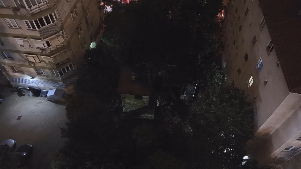 Kadıköy’de 3 katlı ahşap köşk yangında kullanılamaz hale geldi