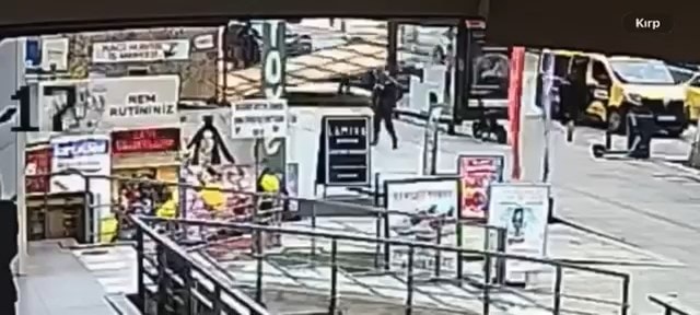 Dehşet anı kamerada: Kadıköy'de inşaat panosu yayaların üzerine böyle devrilmiş
