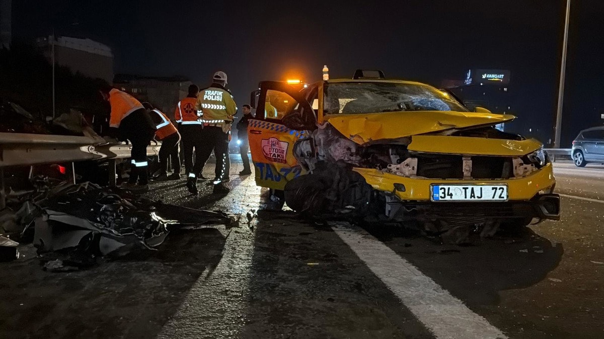 Kağıthane'de otomobil ile taksi çarpıştı: 1 ölü, 2 yaralı