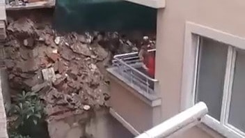 Kağıthane'de sağanağın ardından istinat duvarı çöktü