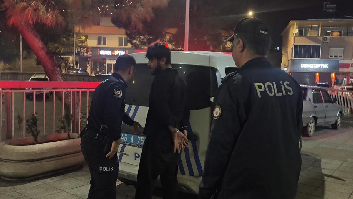 Mahallede korku dolu anlar: Önce annesini rehin aldı, sonra çatıya çıktı