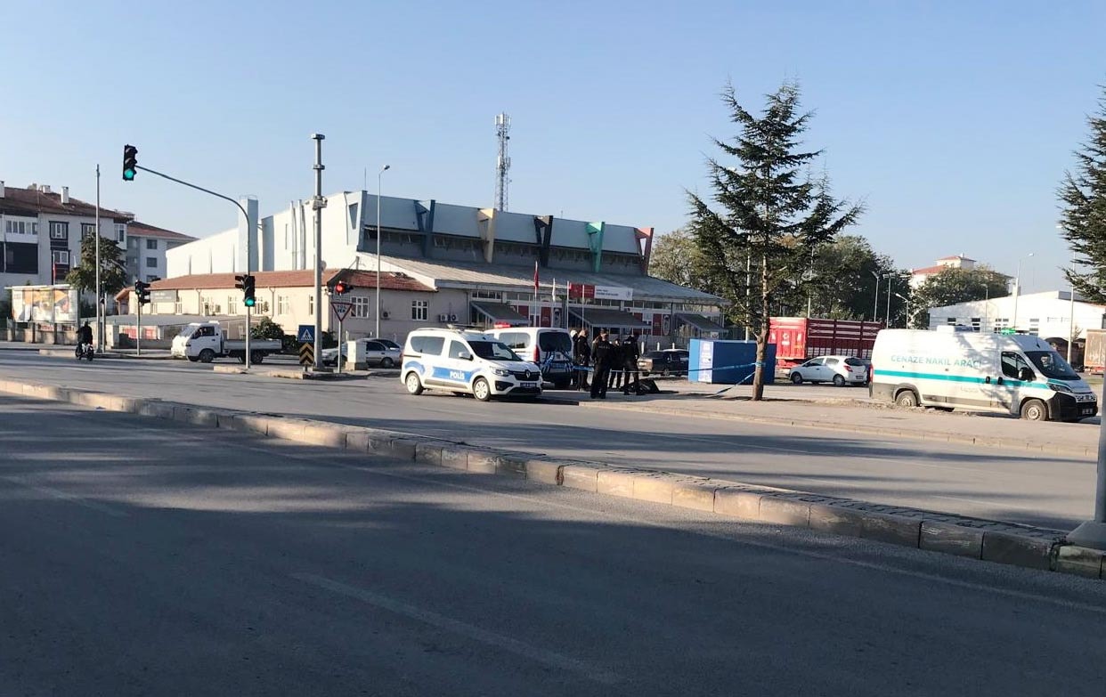 Konya’da kaldırımda erkek cesedi bulundu