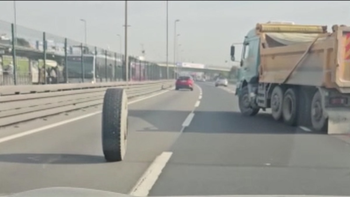 Trafikte korku dolu anlar! Kamyonun iki lastiği birden fırladı