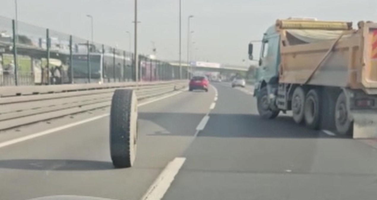 Trafikte korku dolu anlar! Kamyonun iki lastiği birden fırladı
