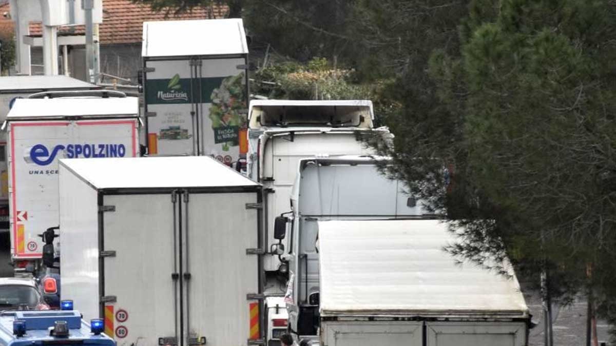 Yaklaşık 500 kamyon polis eşliğinde götürüldü