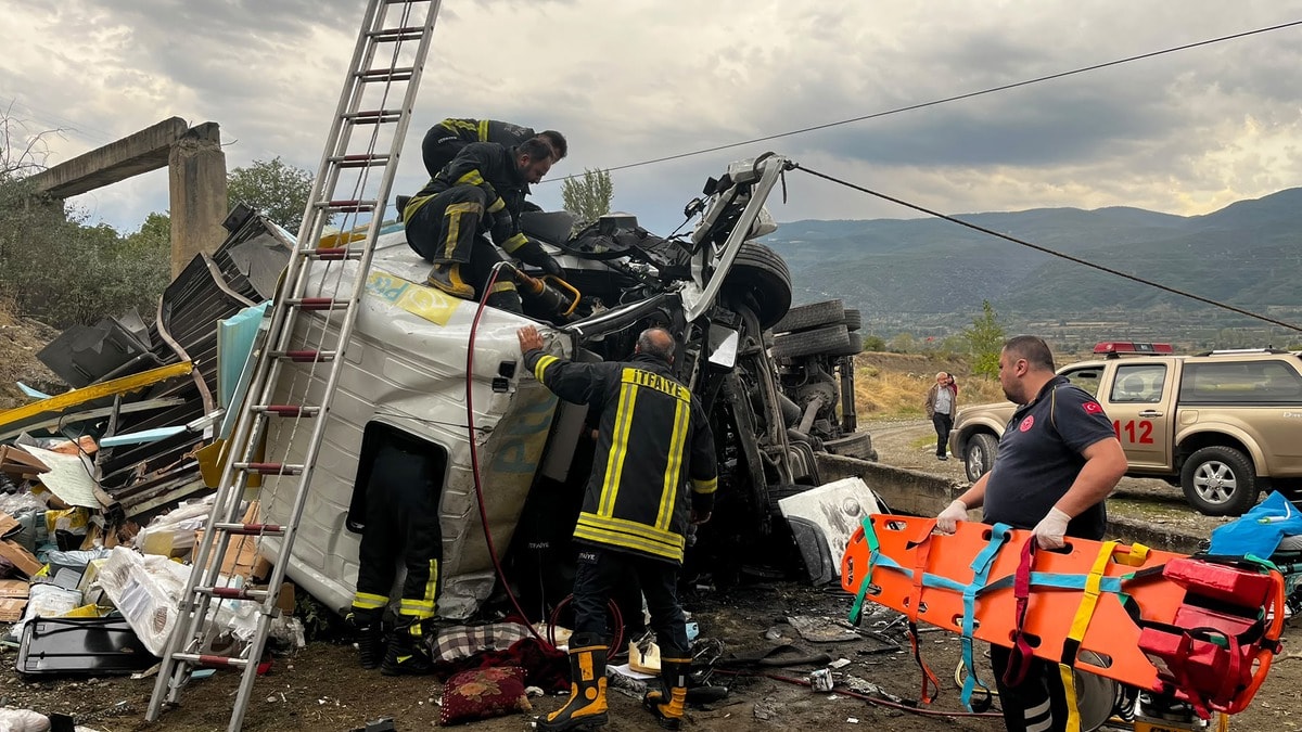 Kargo kamyonu 25 metreden düştü: 2 yaralı