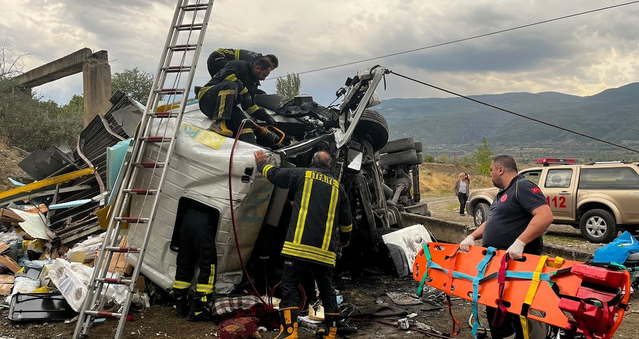 Kastamonu'da kargo kamyonu 25 metreden düştü: 2 yaralı