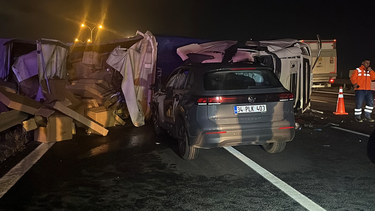Gece yarısı facia! Karşı şeride geçen TIR otomobile çarptı
