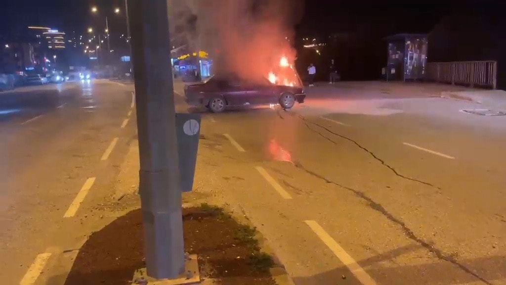 Kavşakta duran otomobili çalıştırmak istedi, motoru alev aldı