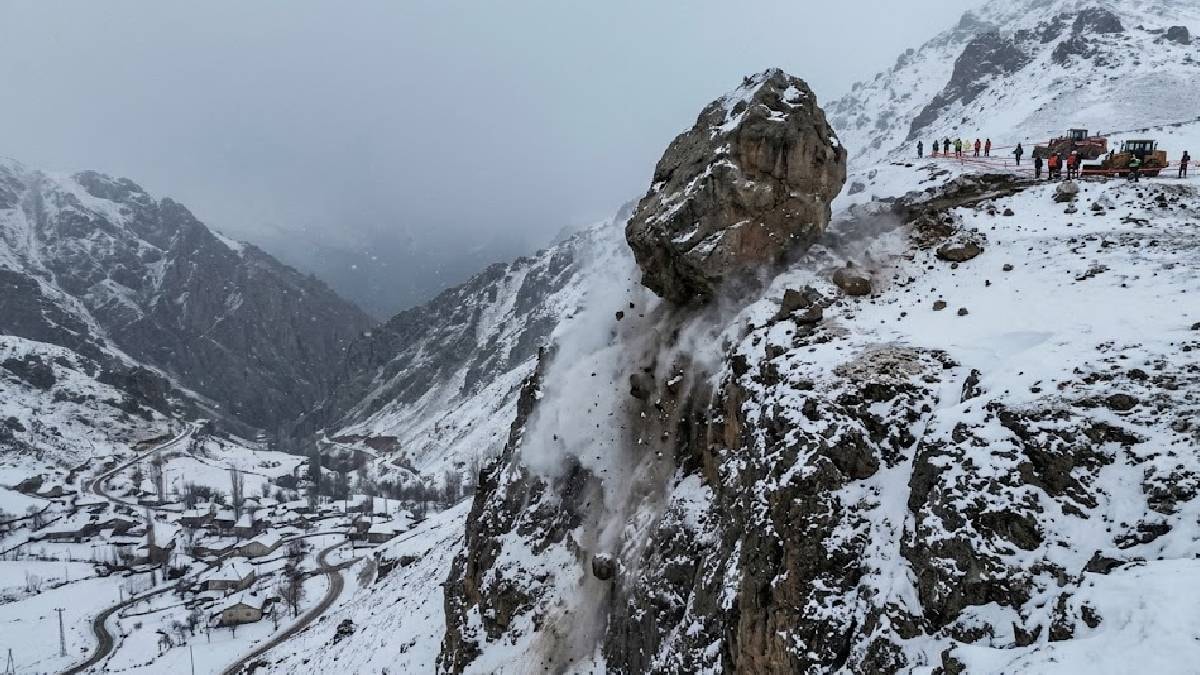 Dağdan yuvarladıkları kaya tüm köyü yok etti