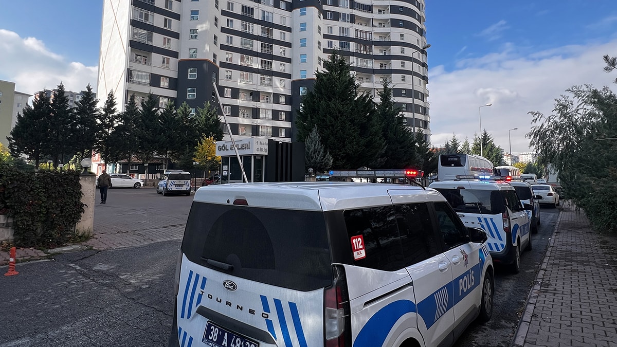Kayseri'de birlikte yaşayan çift birbirini bıçakladı