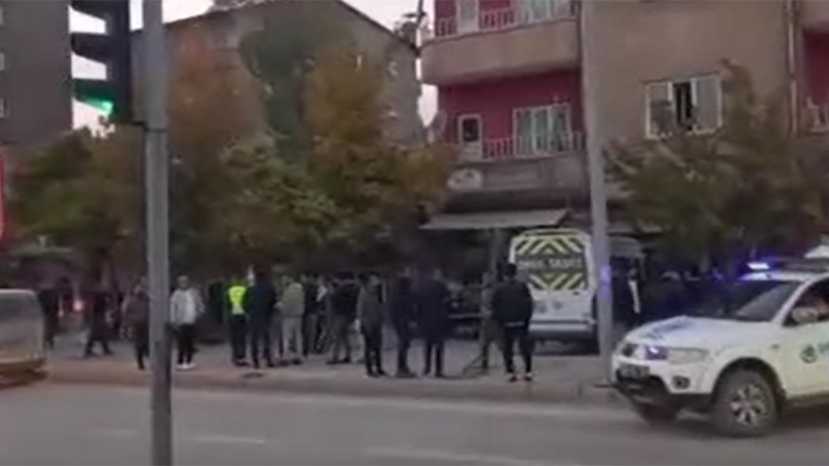 Sürücüsü kalp krizi geçiren öğrenci servisi markete daldı