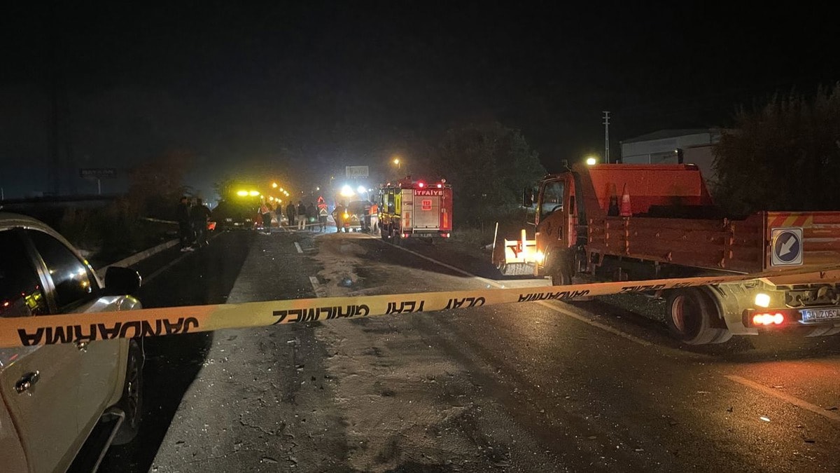 Kaza sonrası ara&ccedil;lar bu hale geldi, 3 kişi hayatını kaybetti