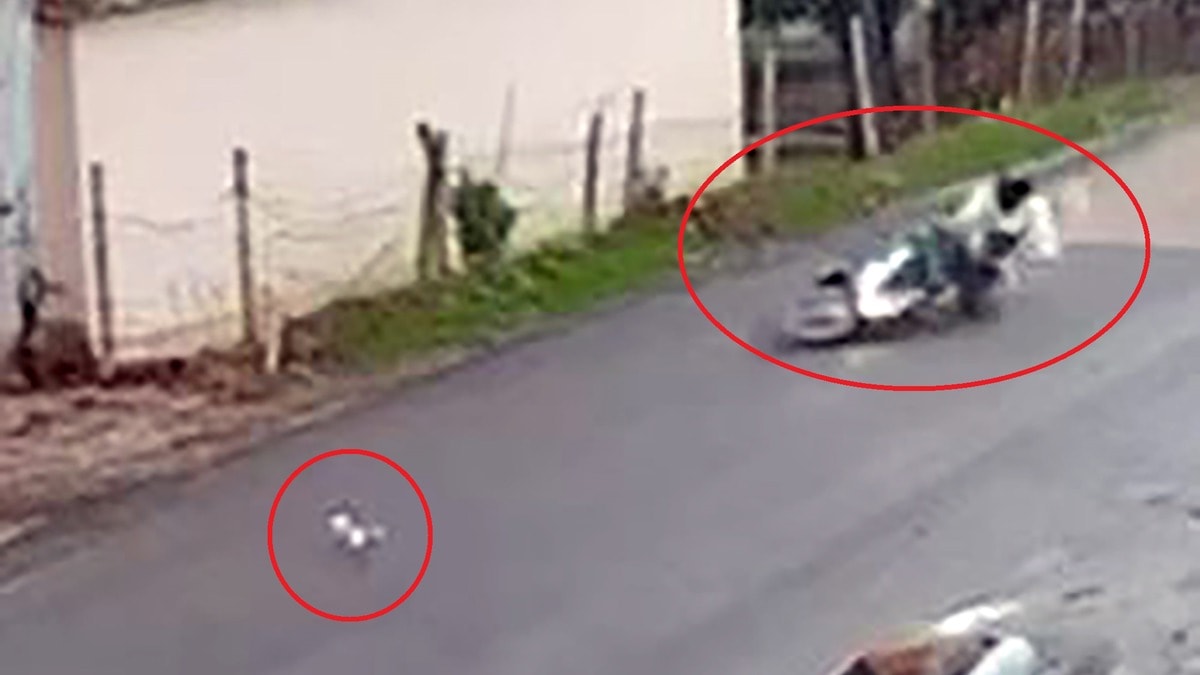 Kediye çarpmamak için manevra yaptı, devrilen motosikletten yaralandı