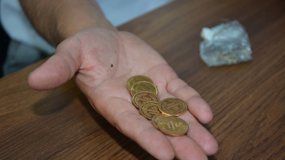 Kıbrıs gazisi bulduğu poşeti sahibine teslim etti
