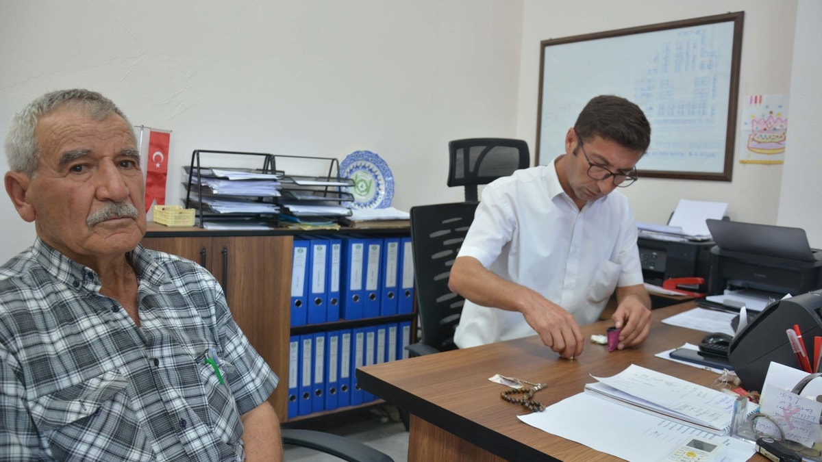 Kıbrıs gazisi bulduğu poşeti sahibine teslim etti