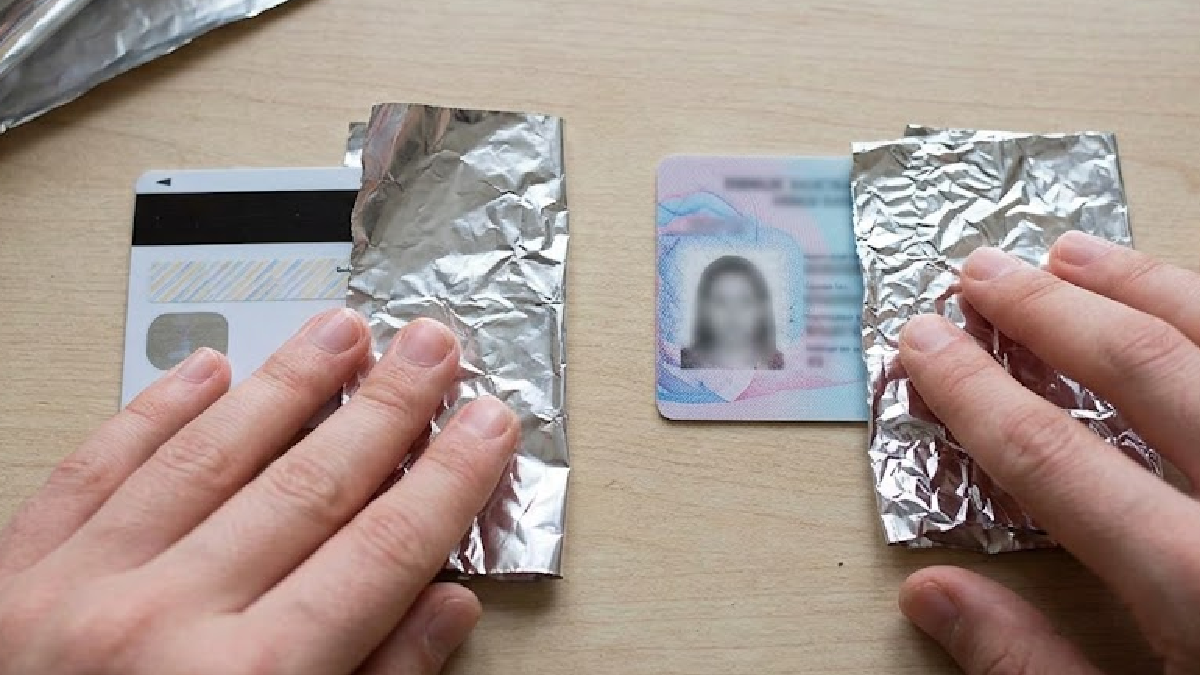 Banka ve kimlik kartlarını alüminyum folyoya sarmaya başladılar
