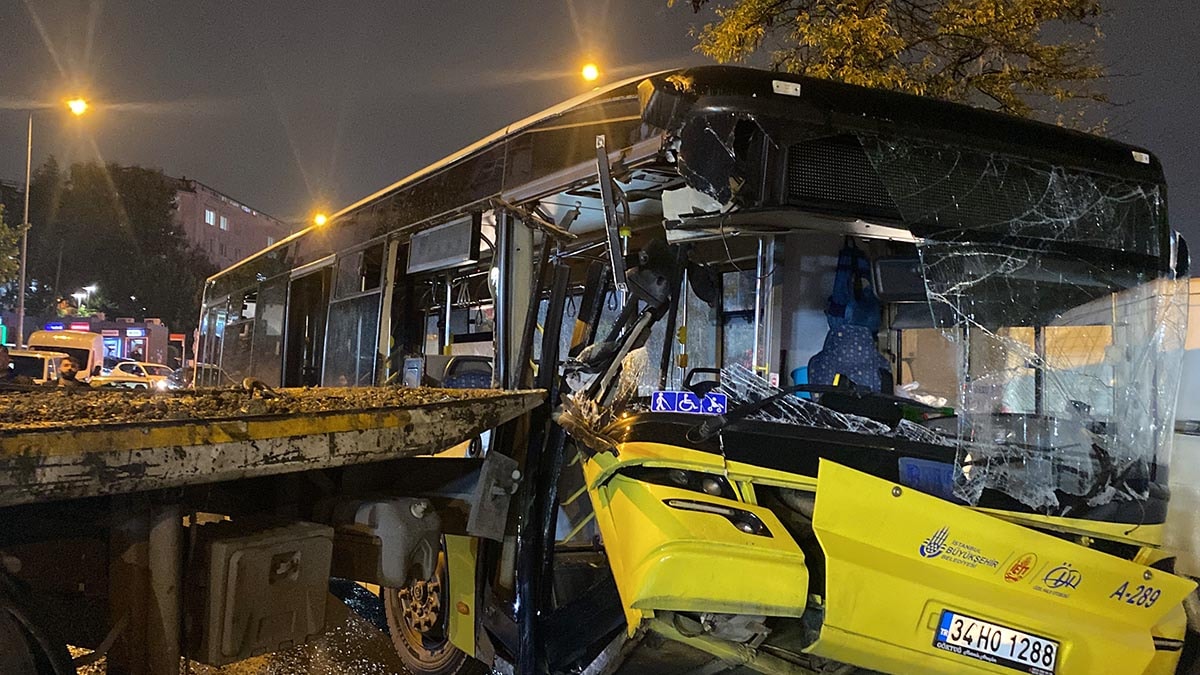 Bağcılar'da İETT otobüsü park halindeki çekiciye çarptı