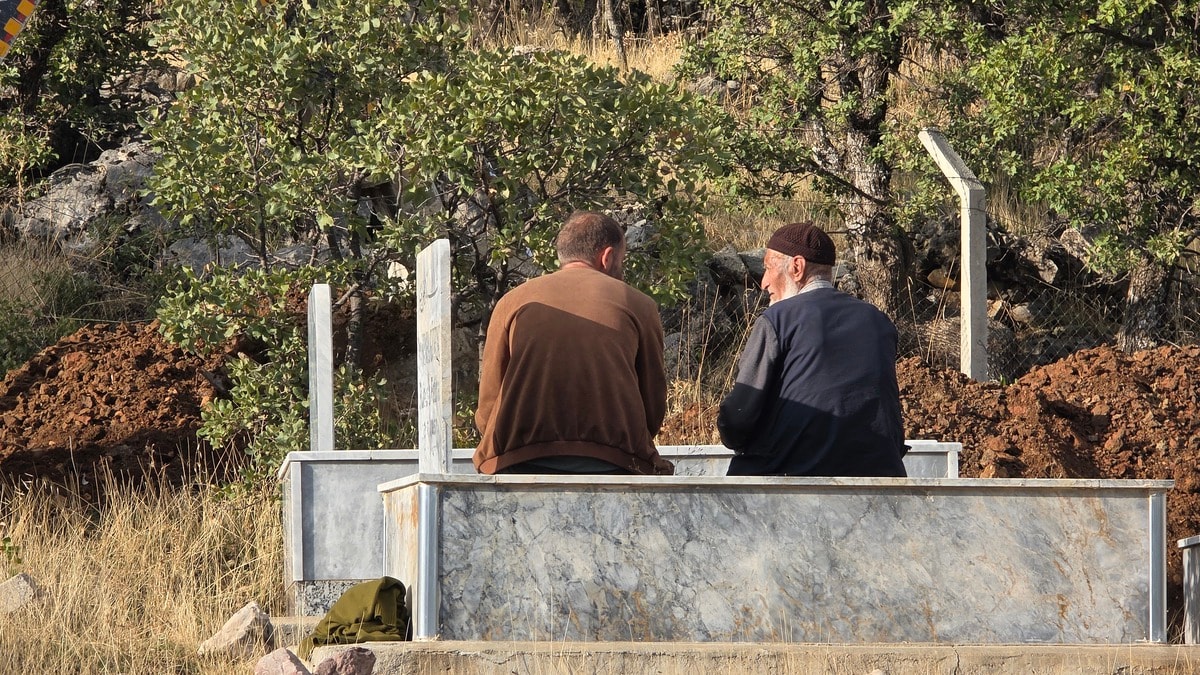 Kimseye yük olmamak için eşiyle kendisine mezar kazdırdı