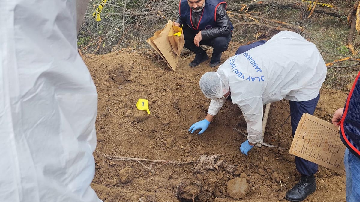 20 yıl önce öldürülen adamın kemikleri bulundu: Aile üyeleri itiraf etti, 2 oğlu tutuklandı